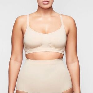 SKIMS Seamless Sculpt Bralette In Onyx Black Bra Sport Athletic Casual Bra